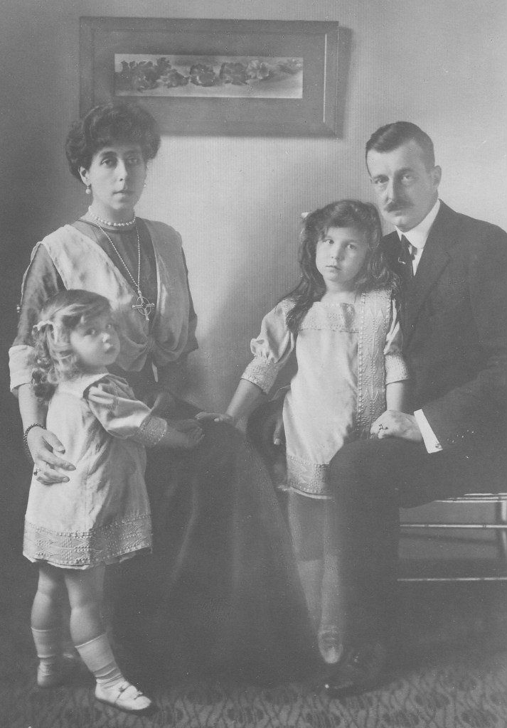 Мария с родителями и младшей сестрой Кирой