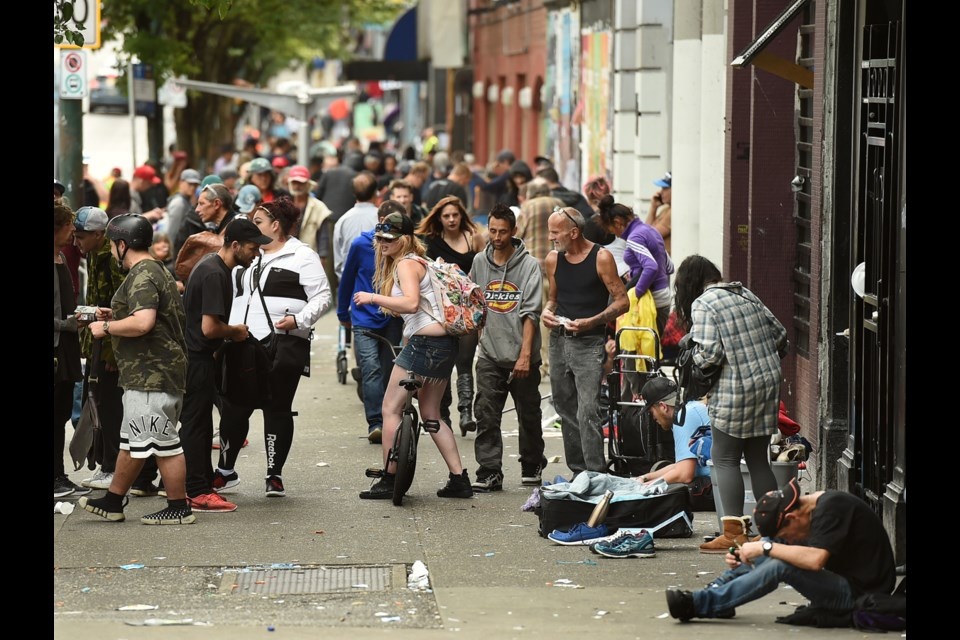 Уличный вид перекрёстка улиц Хастингс и Карралл. Ванкувер.
