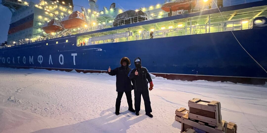 Атомный ледокол «Урал» доставил оборудование в самый северный поселок России