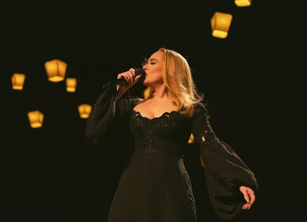    Адель впервые обогнала Уитни Хьюстон по популярности