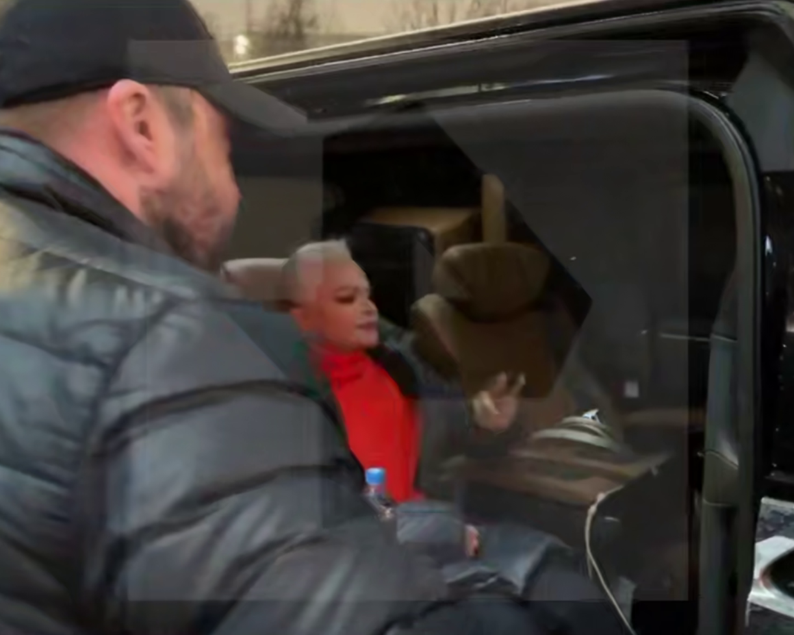 Лариса Долина уезжает с концерта. Фото: соцсети