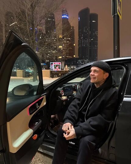    Теперь Игорь возит барабаны на вожделённом "Мерседесе", а не на старой тележке.из личного архива