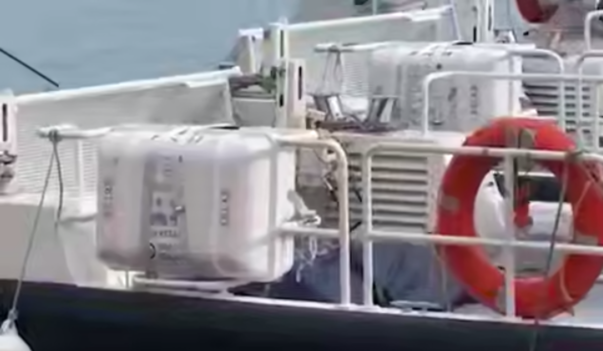     Тело мужчины на борту судна. Источник: t.me/shot_shot Автор фото: Скриншот видео