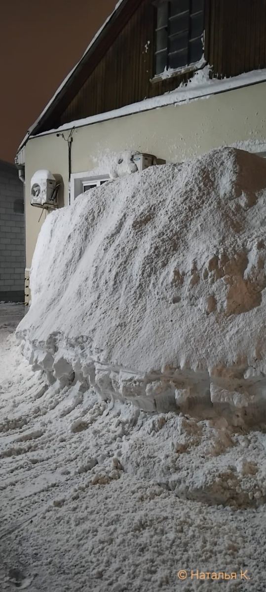 Фото автора канала. Окна первого этажа закрыты сугробом.