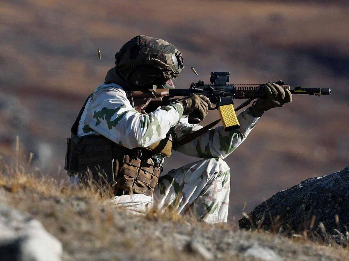    Французский военный во время учений в Гренландии | © REUTERS / Guglielmo Mangiapane