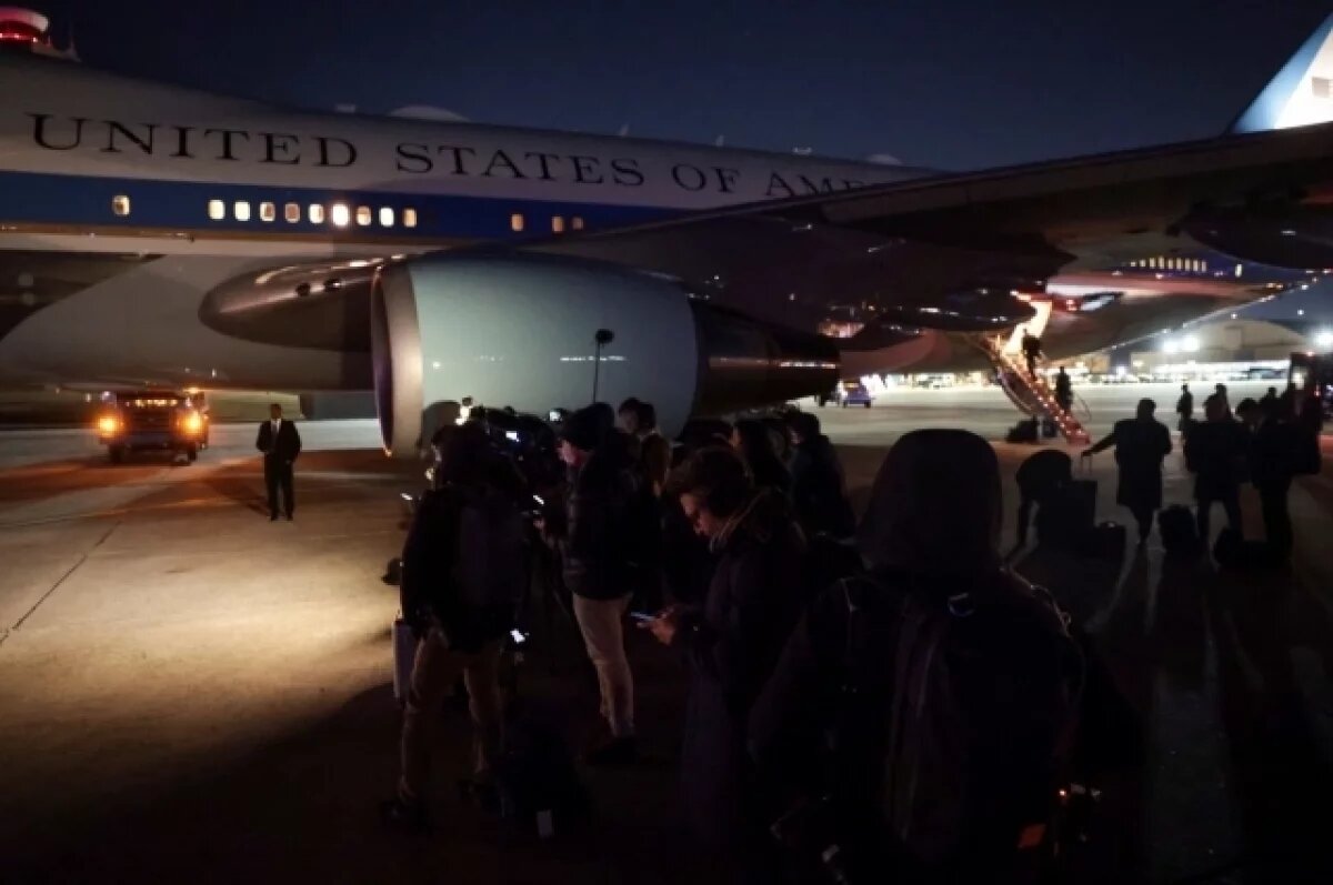    Погас свет: летчик Попов оценил версию о новом покушении в самолете Трампа