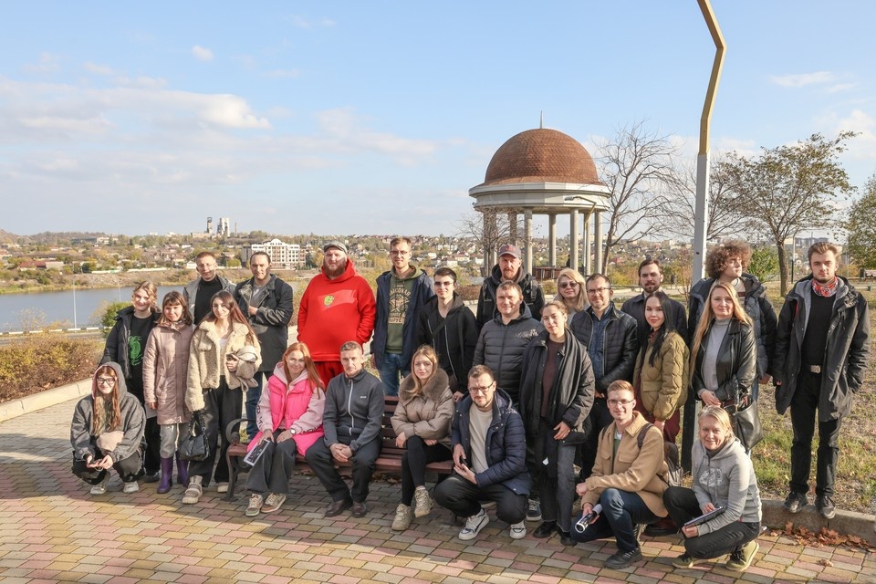    Студенты работают над созданием комфортной и современной набережной реки Бахмутки в Донецке. Фото: ЕИПП РФ