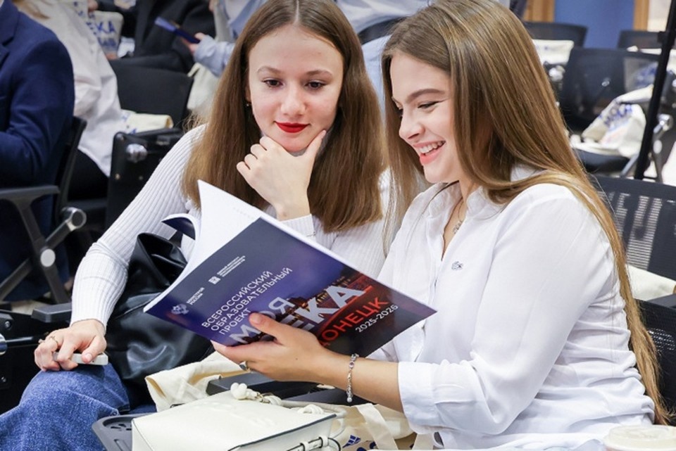    Студенты работают над созданием комфортной и современной набережной реки Бахмутки в Донецке. Фото: ЕИПП РФ