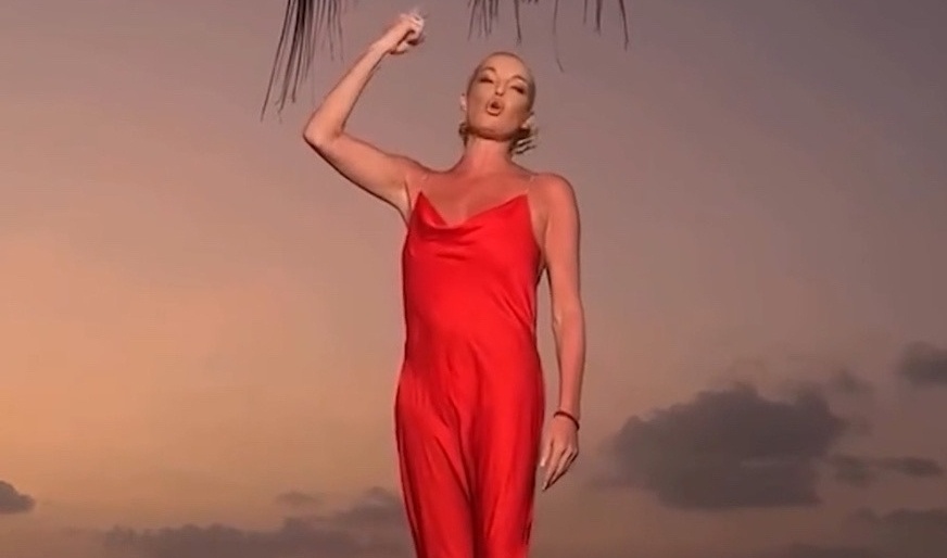 Волочкова читает стихи. Фото  скрин шот. 