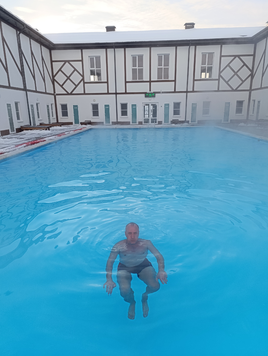 бассейн с теплой водой