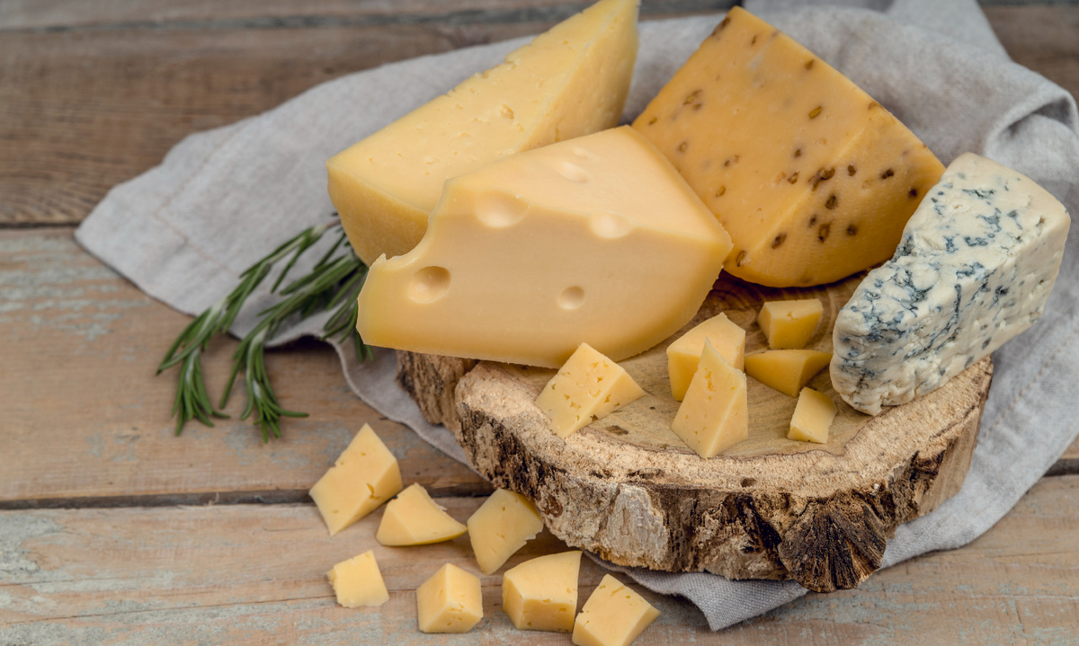 https://ru.freepik.com/free-photo/close-up-delicious-traditional-variety-cheese-table_6784746.htm#fromView=search&page=1&position=0&uuid=f2a86f83-d659-44d6-ae8b-12f1b873d761&query=%D1%81%D1%8B%D1%80