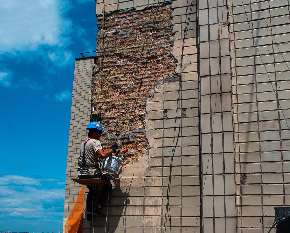На фото: демонтаж фасада здания