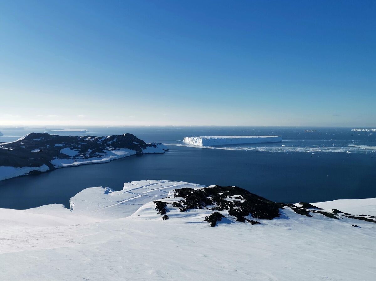    Дрейфующий айсберг в Антарктиде | © РИА Новости / Никита Назаров