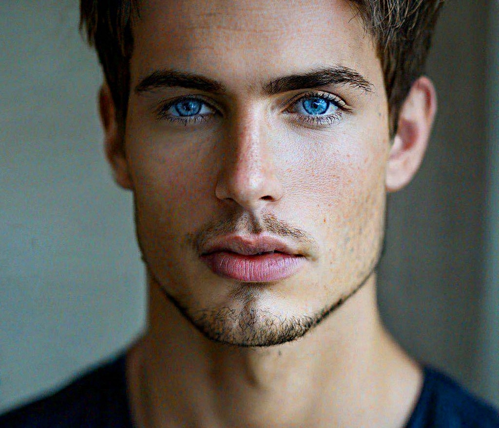 Картинка из интернета. Этого голубоглазого красавца "родила" нейросеть. Губки бантиком. Выглядит, как замороженный.