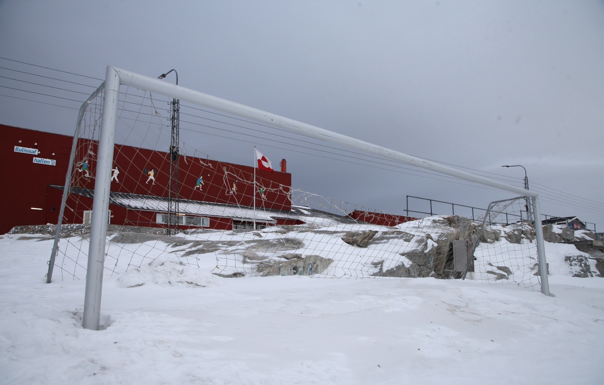    Футбольная арена в Гренландии  Steffen Trumpf/dpa via Reuters Connect