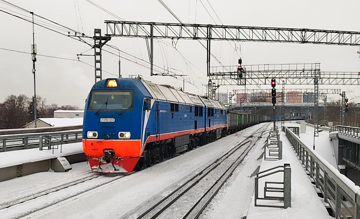 Тепловоз 2ТЭ25К-0014 с грузовым поездом