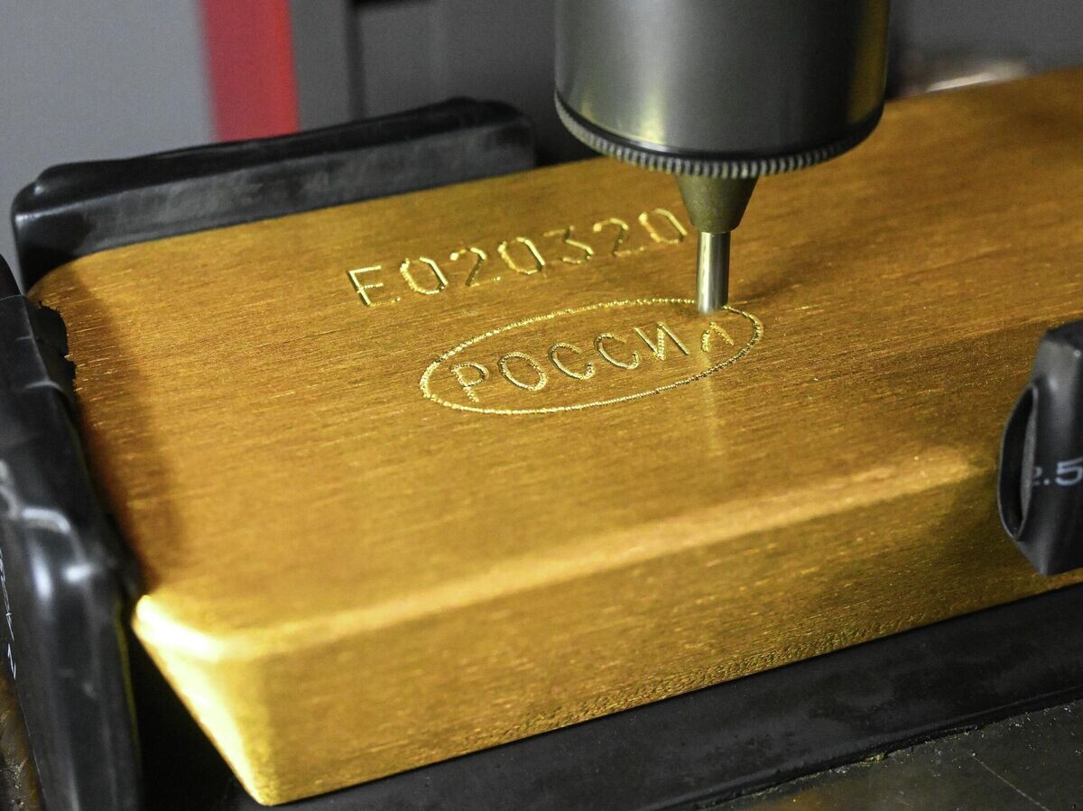    Маркировка золотого слитка высшей пробы© РИА Новости . Илья Наймушин