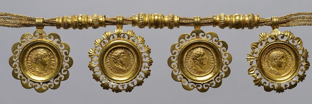 Римская золотая цепь из....денег: странная мода, о которой почти не говорят