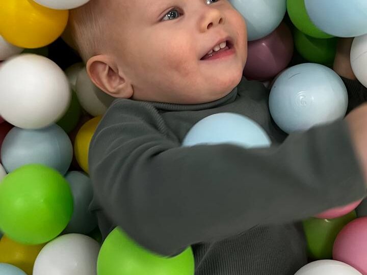 А вчера мы ездили в ТЦ в детскую игровую, машина около дома, Арсений в саду, муж на работе