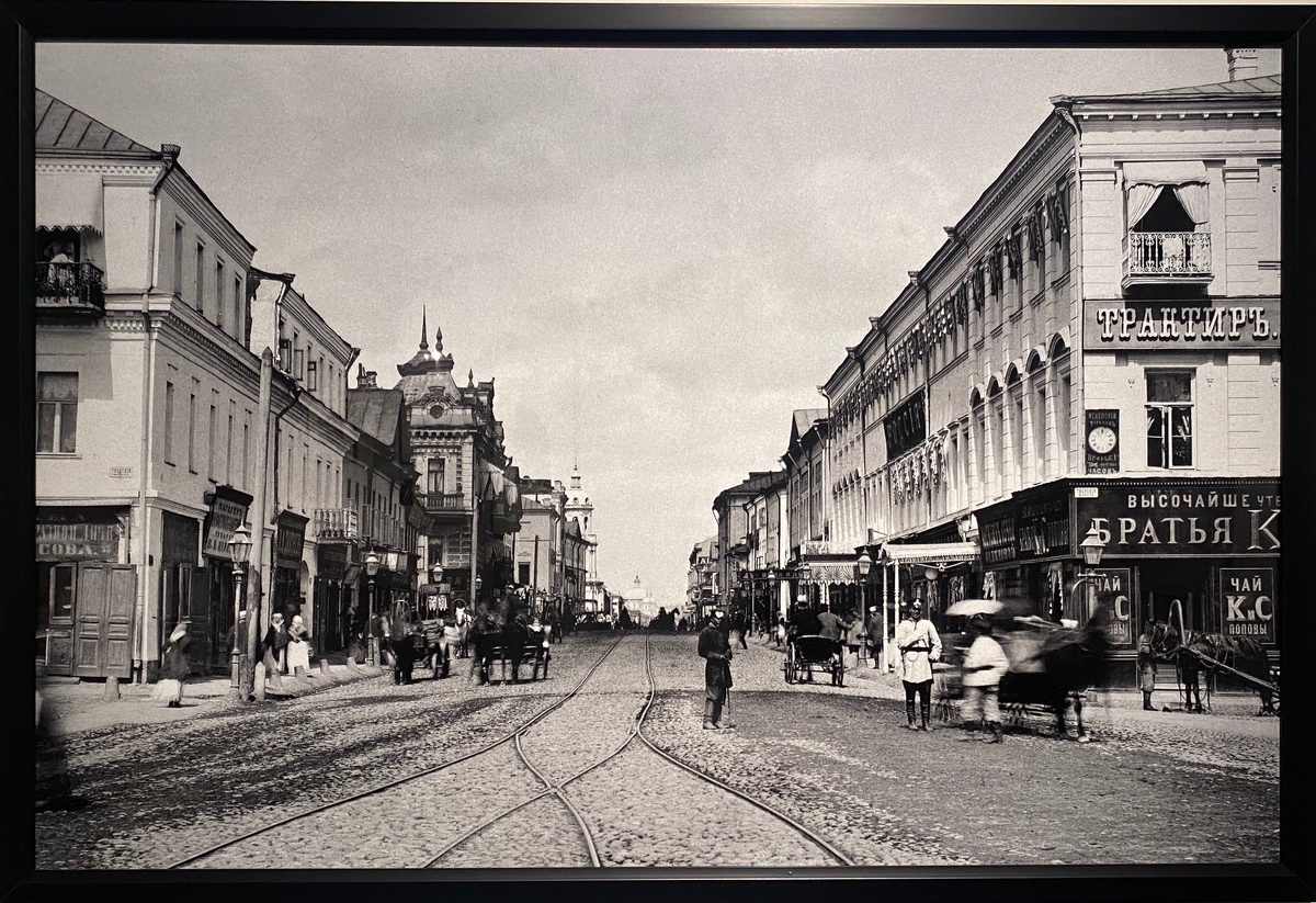 Фотография с видом на чайный магазин фирмы «Братья К. и С. Поповы». Из собрания Музея Москвы