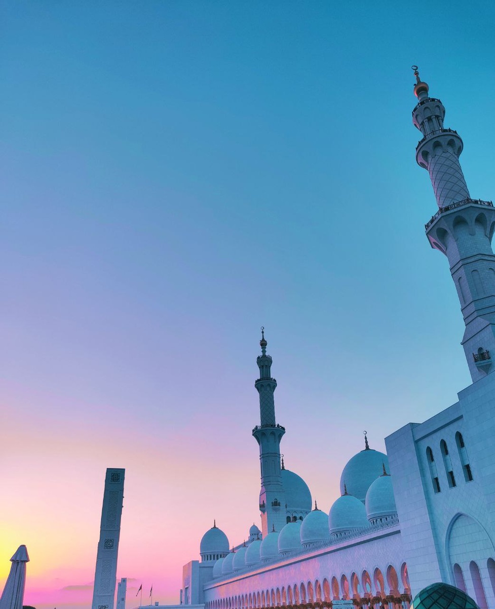 А это Белая мечеть в Абу-Даби.
   Я большинство религиозных учреждений обхожу стороной, слишком мне там неуютно, а тут еще ислам – жесткая религия по отношению к женщинам. 
   Но в этой конкретной мечети был удивительно легко и радостно. Строилась она с посылом того же шейха: наш народ настрадался, было время, когда негде было молиться, мы просто собирались вместе – читать Коран. Так пусть будет эта мечеть как воплощенная надежда народа на лучшую жизнь.
     И вот это: так сбудется! – очень чувствуется здесь. 
