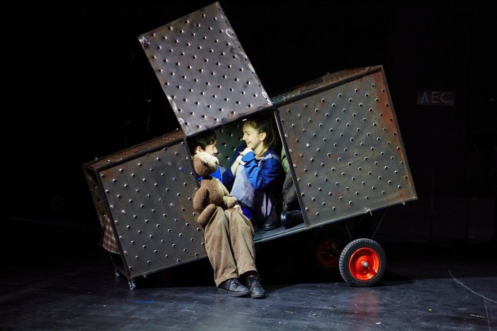    Сцена из спектакля "Твой Винни П.". / Театр Karlsson Haus