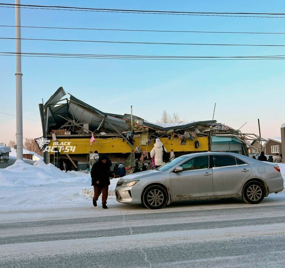    Крыша ТЦ обрушилась в Новосибирске. Источник: "АСТ-54 Новосибирск"
