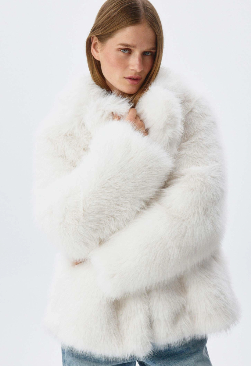 Короткая белая шуба 