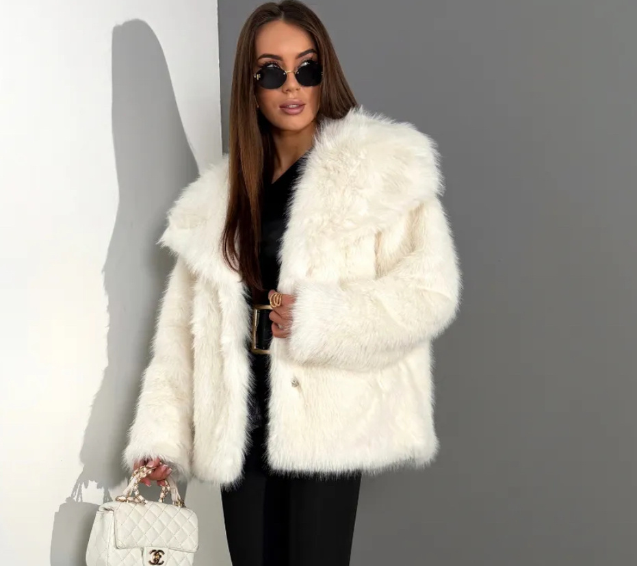 Короткая белая шубка 