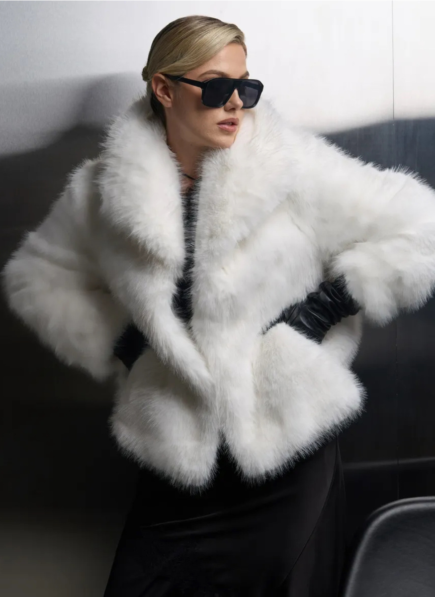 Серо-белая шуба 