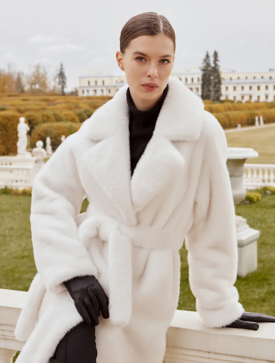Длинная белая шуба