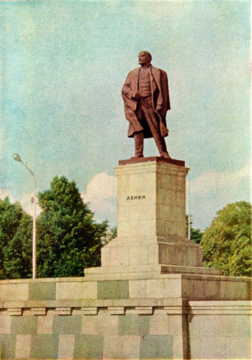 Памятник Ленину на площади Победы. 1964 год.