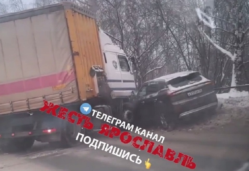    В Ярославле перекрыта дорога из-за ДТП. ФОТО: телеграм-канал "Жесть Ярославль"