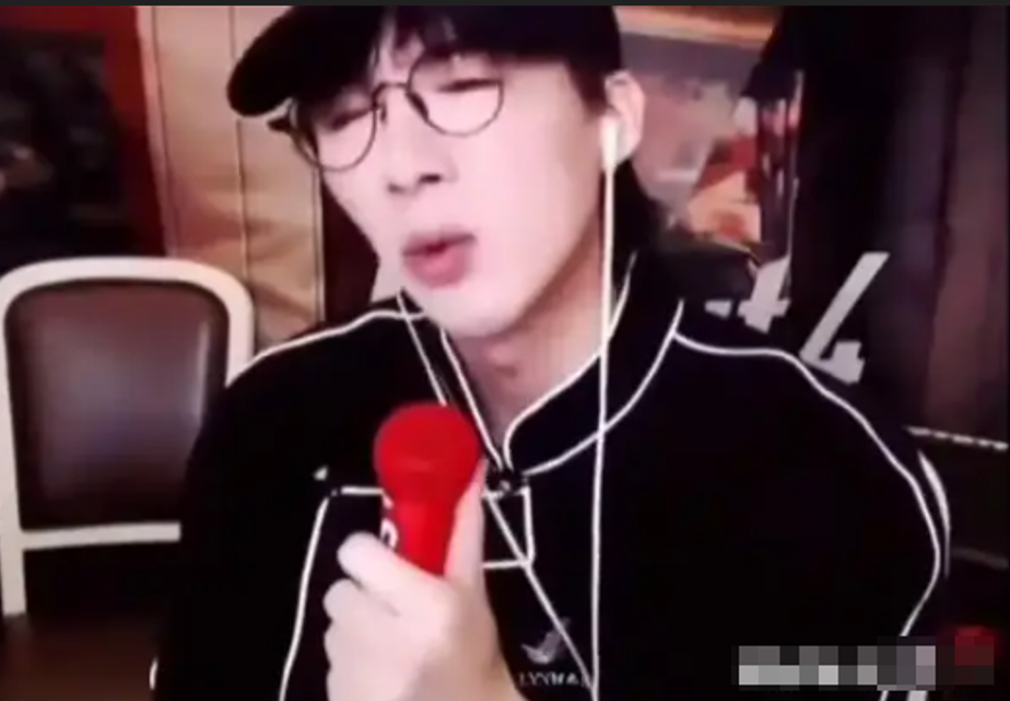 Китайский актер, певец и композитор Лю Юйнин