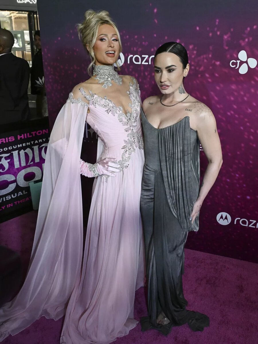 Пэрис Хилтон и Деми Ловато📷
