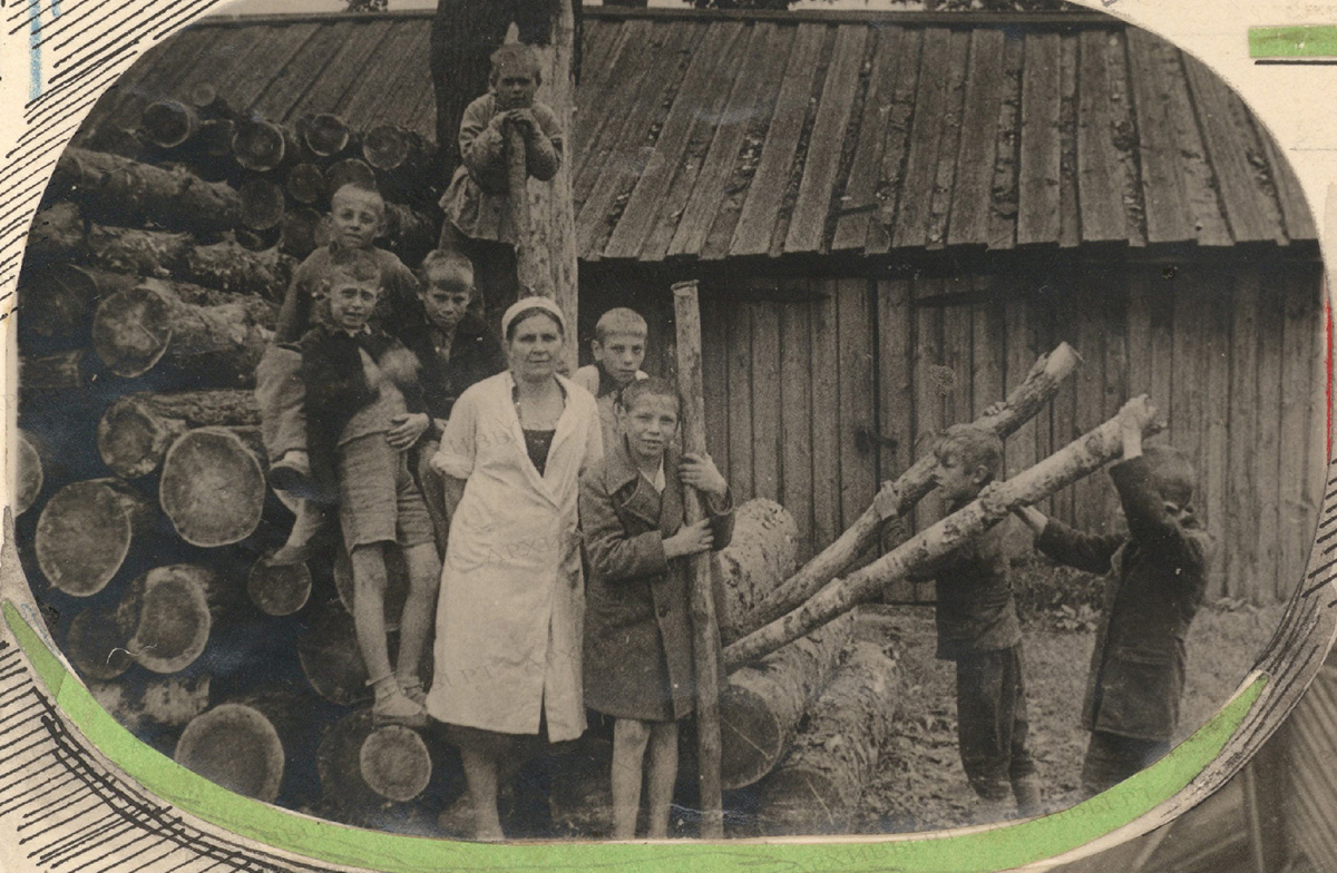 Учащиеся на заготовке дров для школы. г. Казань. 1944 г..jpg