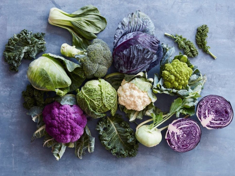 Будем говорить не только о белокачанной капусте, но так же обо всём семействе крестоцветные: все виды капусты, включая цветную, брокколи, брюссельскую, кольраби, пекинскую и романеско, руккола, кресс-салат, шпинат, редис, репа, брюква, дайкон, васаби, хрен.