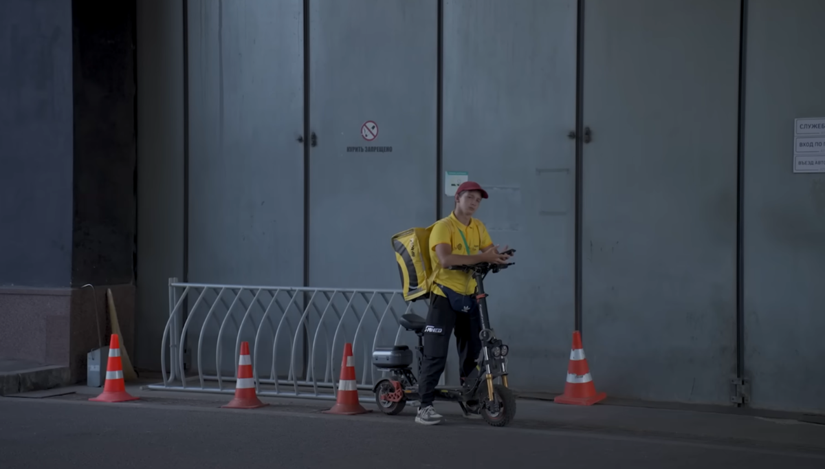 Курьеры Яндекс Еды пешком зарабатывают от 50000 до 145000 рублей в месяц.