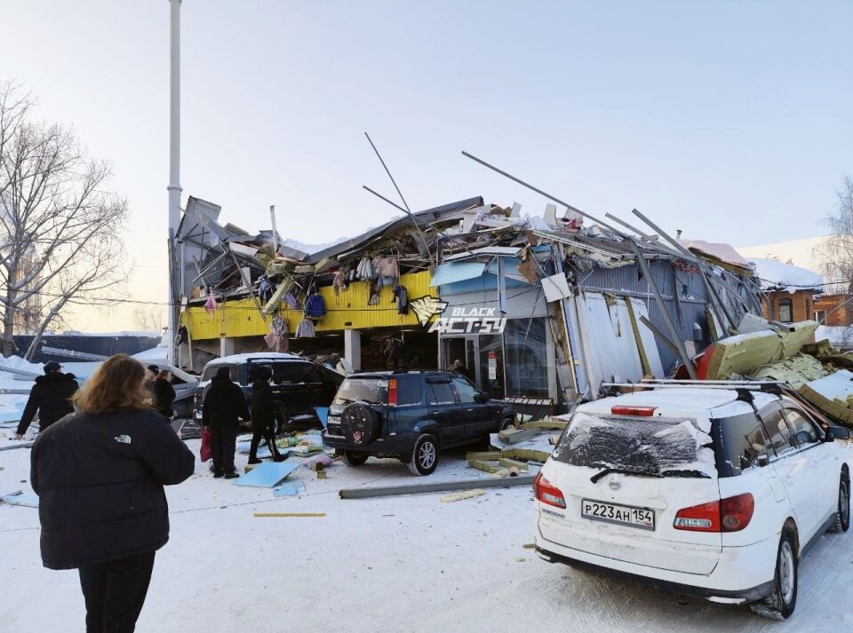    Крыша ТЦ обрушилась в Новосибирске. Источник: "АСТ-54 Новосбирск"