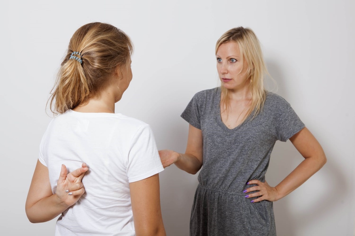 Узнайте, почему подростки начинают врать и как вернуть доверие в семью. Практические советы для родителей и поддержка специалистов.