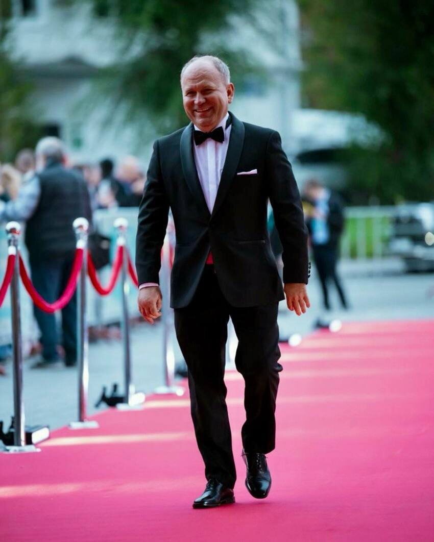 • Радик Кудояров родился 7 сентября 1973 в Уфе
• Известный российский сценарист, режиссер и продюсер 
• Окончил исторический факультет Башкирского государственного университета, изучал телевизионный менеджмент в Калифорнийском университете (США)
• В 2003 основал независимую кинокомпанию и создал более 30-ти документальных фильмов и документальных драм, две короткометражные игровые киноленты и полнометражный художественный фильм «Черный лес»
