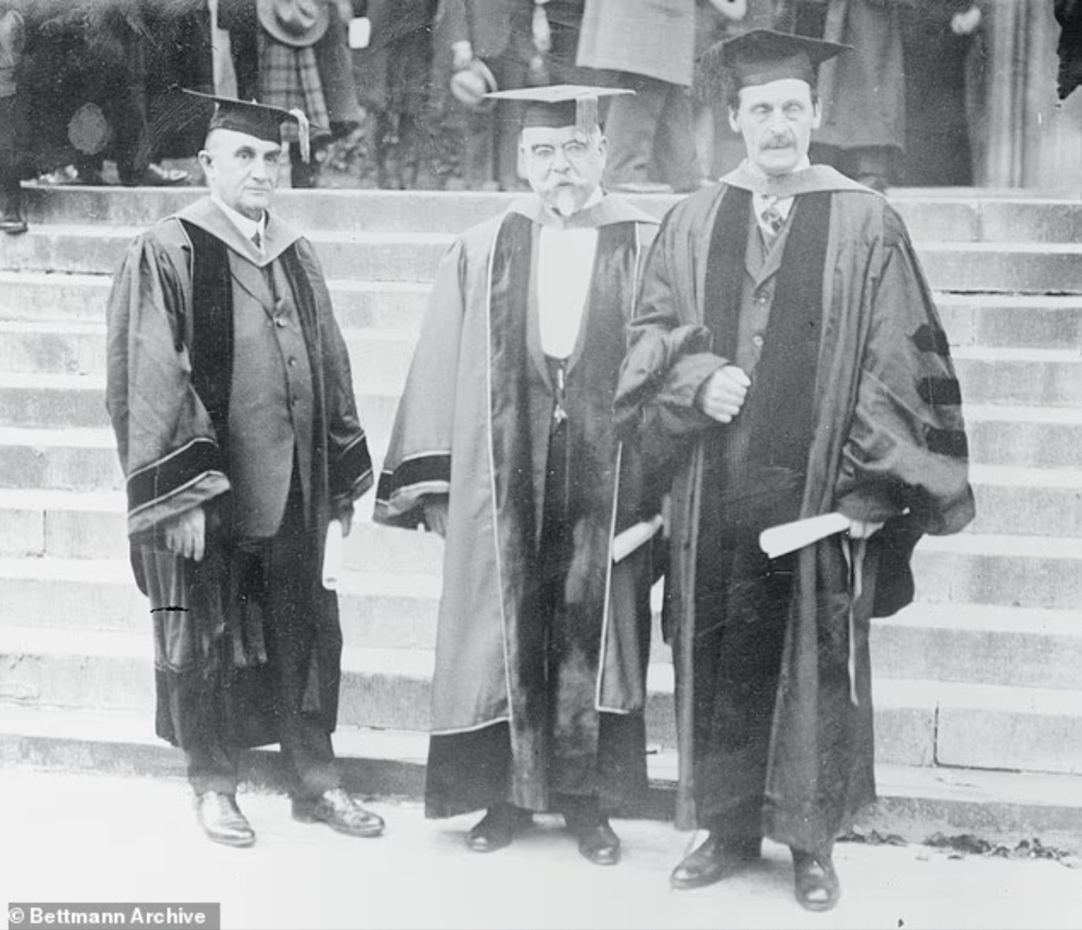 Доктор Чарльз Мэйо, уходящий в отставку президент Американского колледжа хирургов, доктор Рудольф Матас, будущий президент этой организации, и лорд Доусон из Пенсильванского университета. Все трое известных врачей принимают участие в 15-м ежегодном клиническом конгрессе Американского колледжа хирургов, который открыл свою пятидневную сессию в Филадельфии.