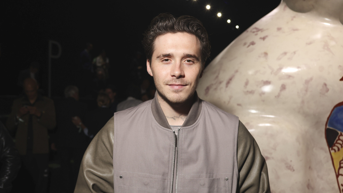 Бруклин Бекхэм на показе коллекции Dior весна-лето — 2025 на Неделе мужской моды. Фото: Vianney Le Caer/AP/TASS