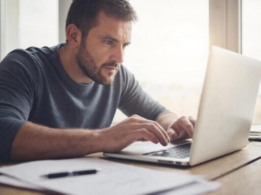    Работа за компьютером //Иллюстрация GigaChat