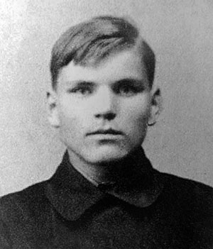 Максим Ракитин - выпускник Архангельской учительской семинарии. 1912 г. (Часть коллективной фотографии выпуска. Рядом с Ракитиным на снимке стоит Яков Фомин, организатор советской власти в Холмогорском уезде, расстрелянный белыми в 1919 г.)