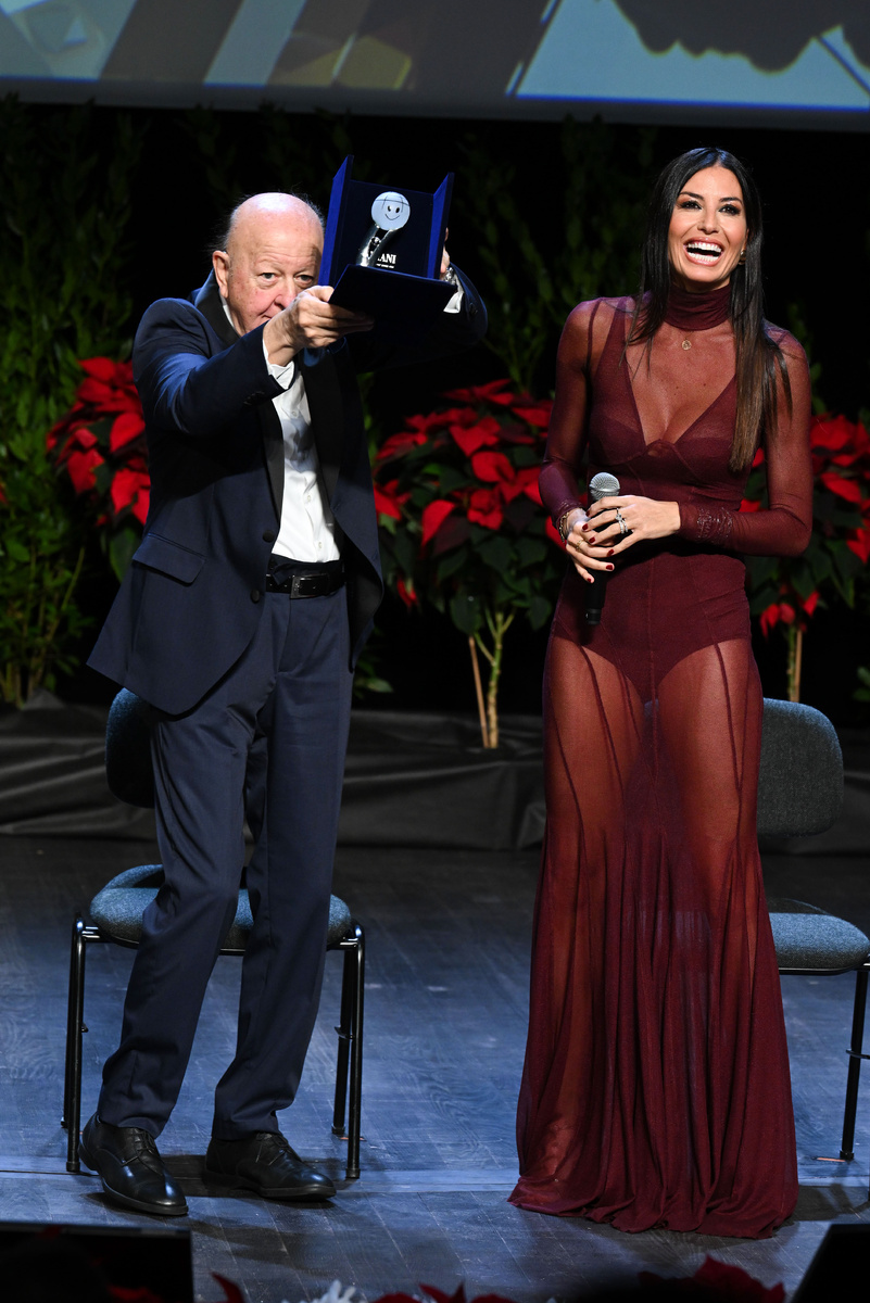 Массимо Болди с наградой последнего кинофестиваля комедийных фильмов в Каннах, ноябрь 2025 года / фото: Manuele Mangiarotti / Keystone Press Agency / Global Look Press