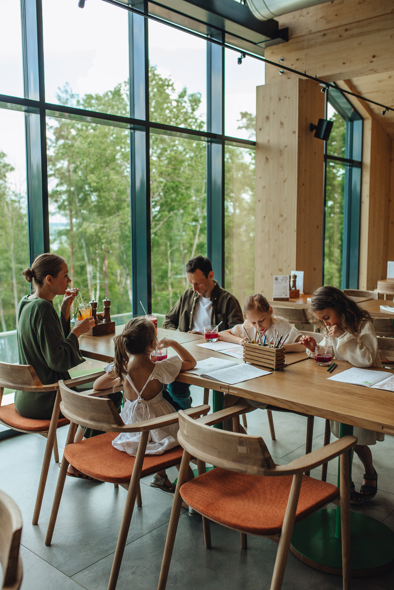 Ресторан «МАРЬЯ» с панорамным видом на лес и озеро и блюдами северной локальной кухни