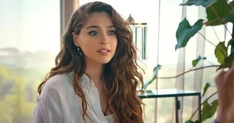 Фото из интернета. Джемре Байсел турецкая актриса.