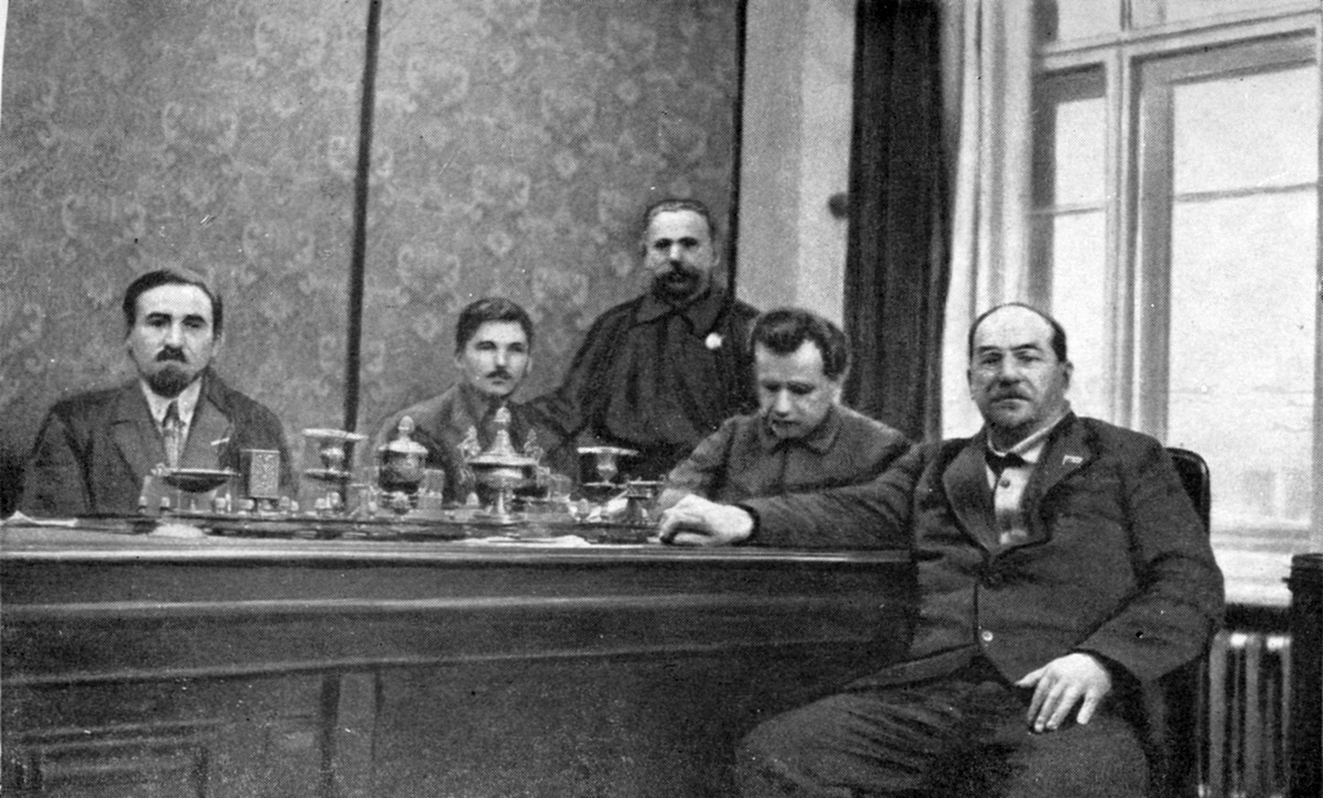 Встреча членов Сибирского крайисполкома с наркомом просвещения А. В. Луначарским. Новосибирск, 1928 год. Первый слева — Р. И. Эйхе. Фото из книги Луначарского «Об изобразительном искусстве».