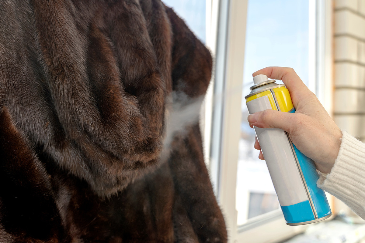 Обработка шубы аэрозолем. Лучше потратить 200⁠—⁠300 ₽ на средство, чем получить испорченную дорогую шубу. Фотография: Ultraskrip / Shutterstock